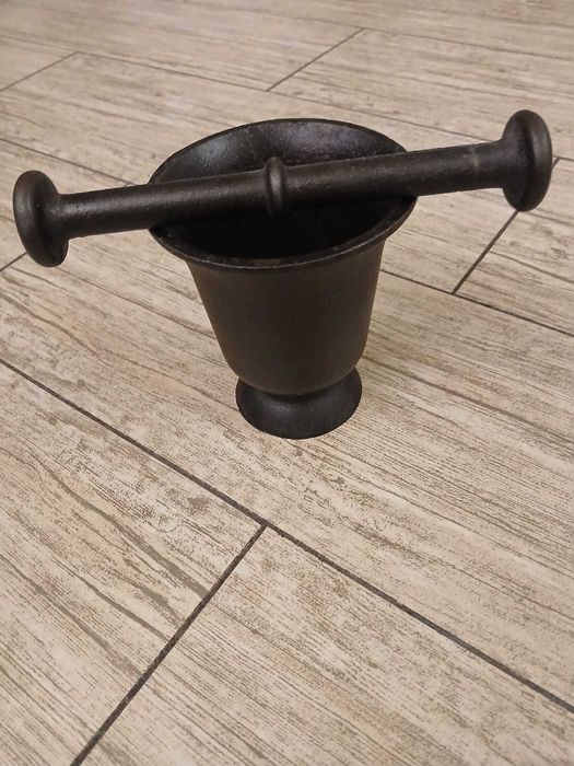 Ładny moździerz do kuchni z klimatem. Stan bardzo dobry.