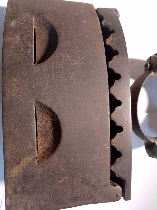 stare żelazko na węgiel, duże masywne