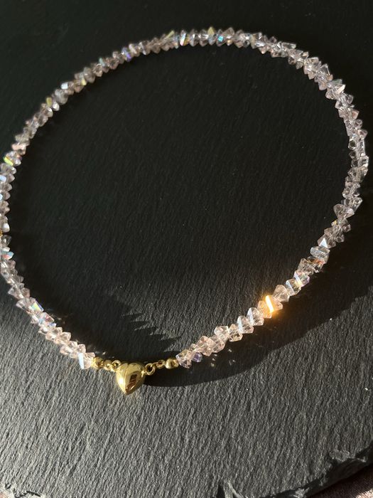 Elegancki Choker z Różowymi Kryształami i Magnetycznym Sercem