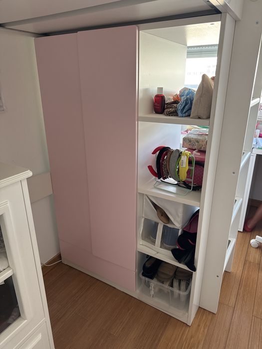 Cama elevada com pequeno armario incluido.