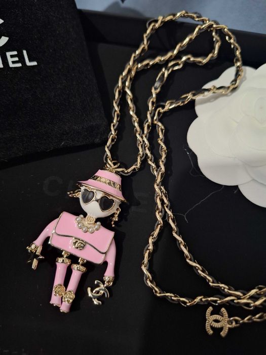 Рожева дівчинка від кутюр за святковою знижкою Неймовірне кольє Шанель