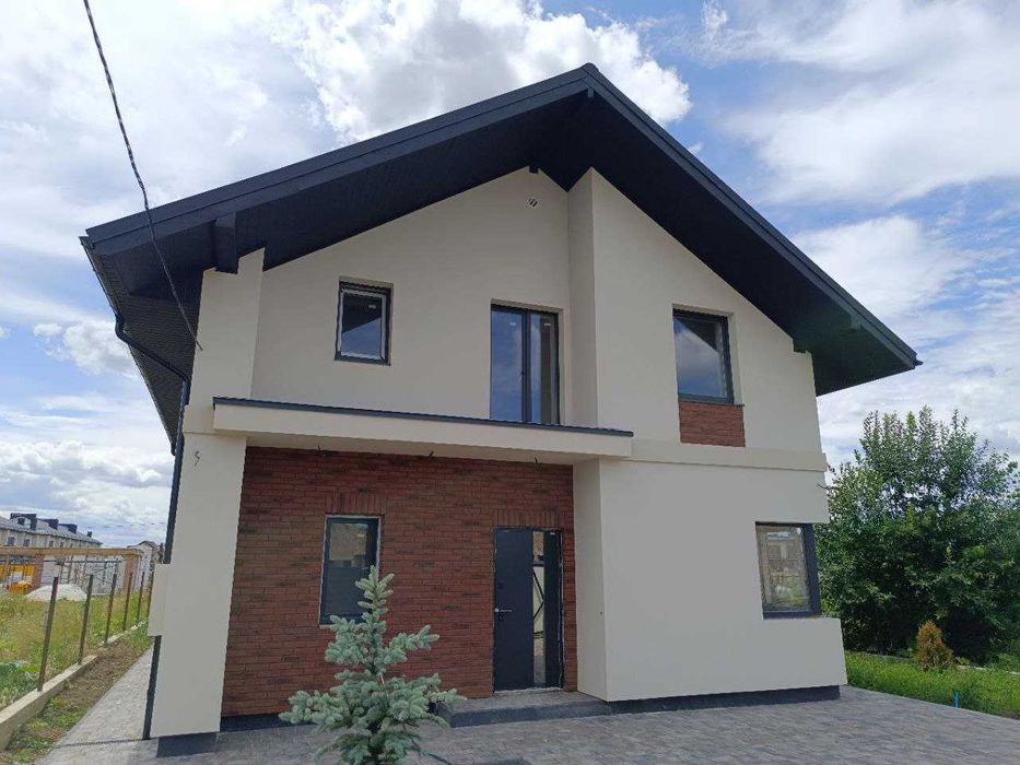 Продається особняк з прямокутною ділянкою, всі комунікації міські.