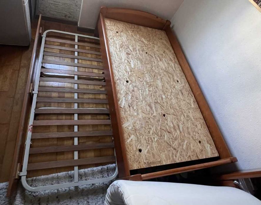 Conjunto de móveis em madeira de pinho/mel – 350 €  ( aceito venda separada)