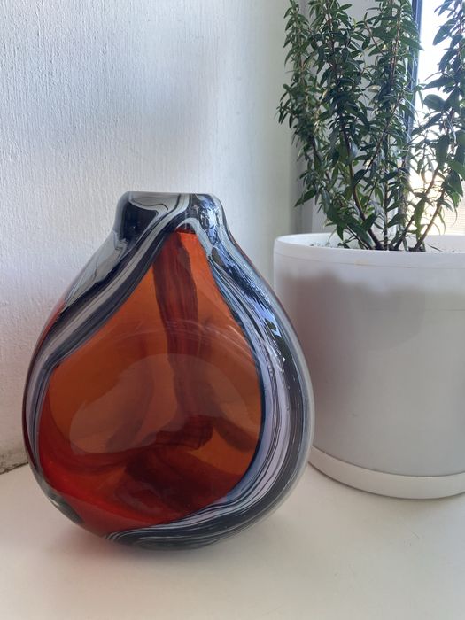 Вінтажна ваза червоного кольору