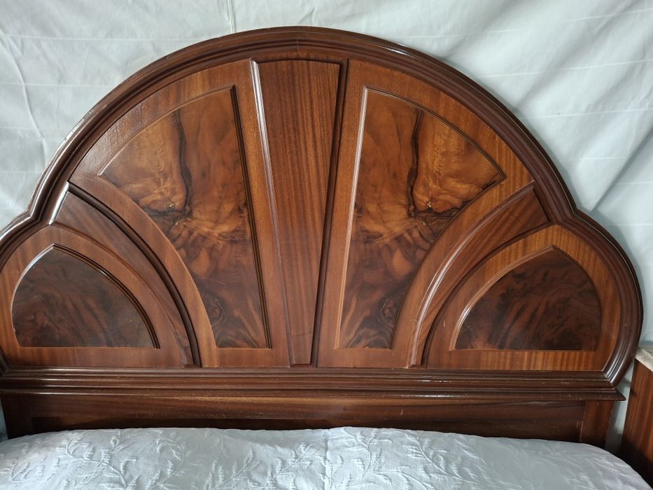 Mobilia de quarto (cama +comoda+2 mesas de cabeceira.