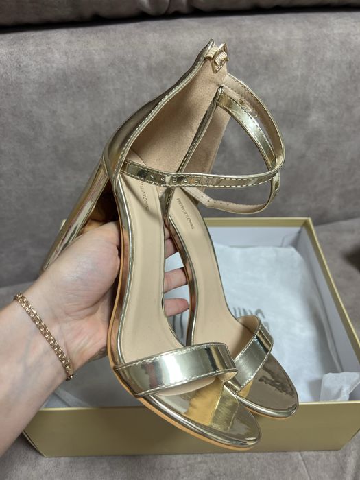 Нові босоніжки Prettylittlething