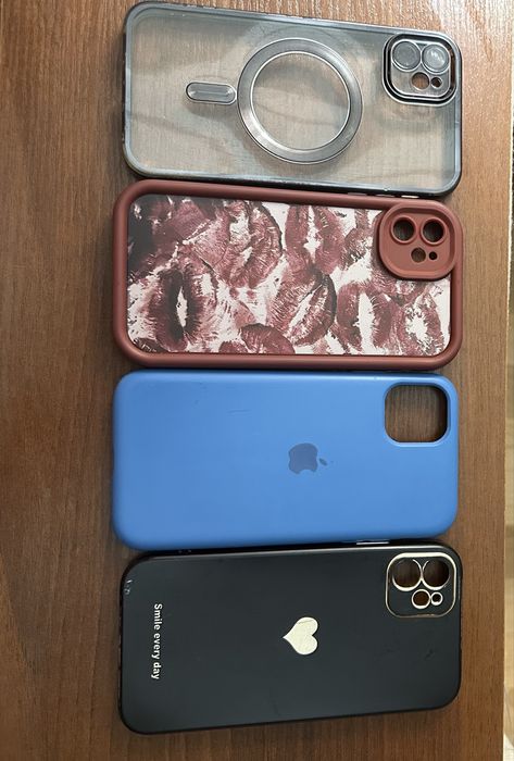 Чохол до телефона Червоного немає