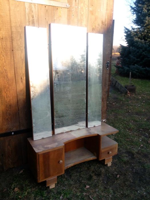 Toaletka stojąca z lustrem