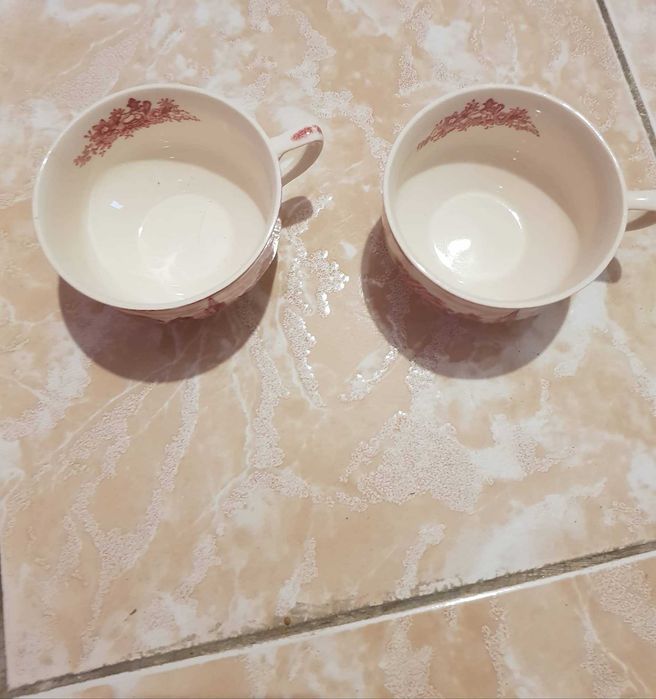 2 chávenas de porcelana inglesa pintada á mão