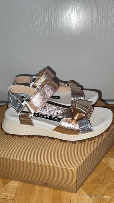 Sandały firmy Hispanitas ,rozmiar 40 tj. 25,5 cm w odcieniu kolorowego