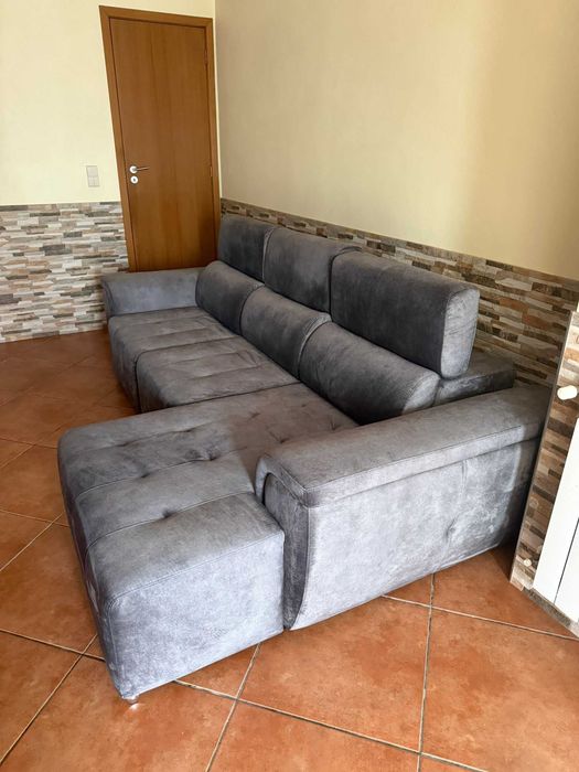 Sofá cinza escuro com chaise