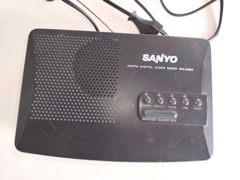 Rádio Sanyo antigo a funcionar