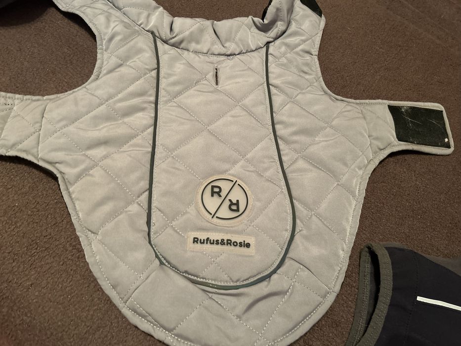 Теплі жилетки та попони для маленької собачки