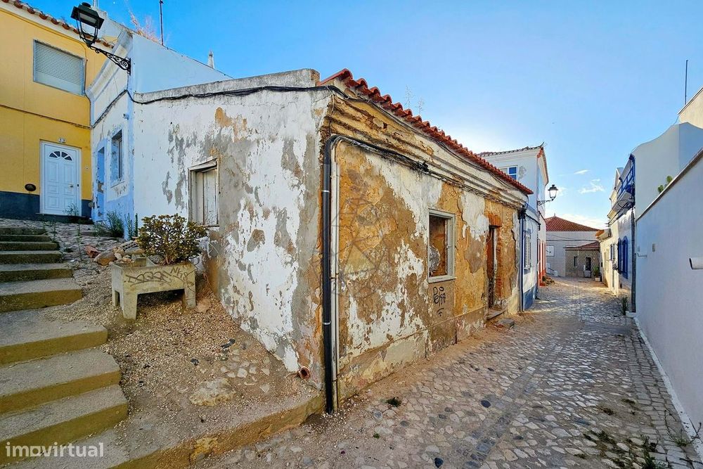Ruina com Projeto Aprovado para construção de 3 apartamentos  em Ferra
