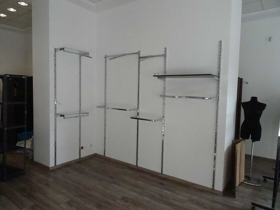 system rurowy owalny chromowany z półkami i ramionami sklepu