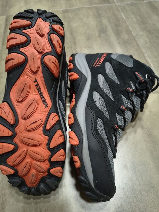 Продам ботинки зимні Merrell