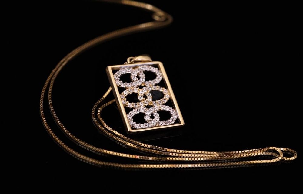 Złoto 585-złota zawieszka,wisiorek prostokątny z cyrkoniami.