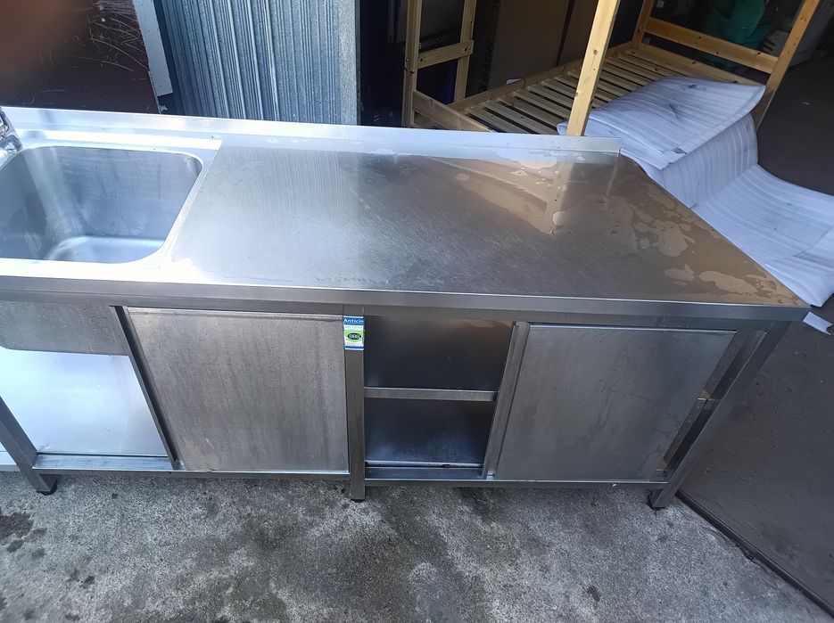 bancada inox com pio grande e quatro portas em inox 
250 por 60