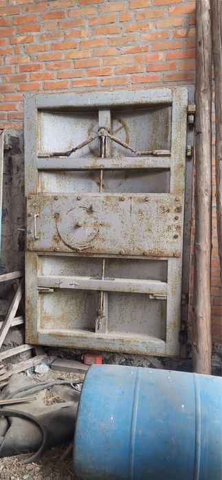 Продам  металеві двері для бомбосховища, укриття