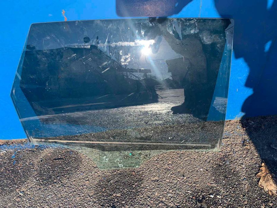 скло двері задньої правої Audi Q3 2019 рік