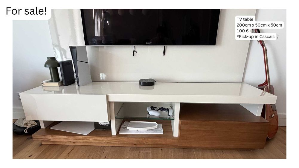 Furniture: mesas, sofa, aparador