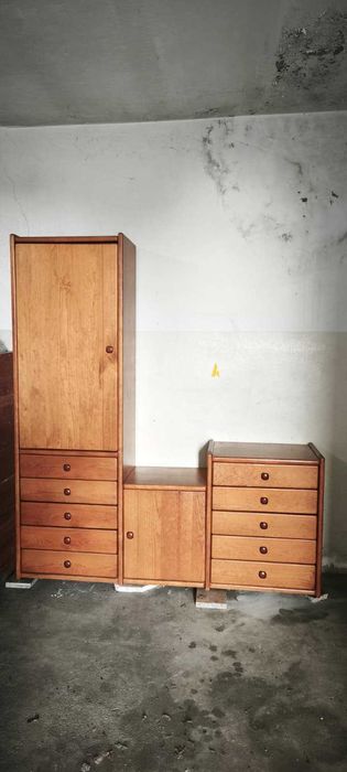 Armário de Madeira Maciça – Antigo, Robusto e Versátil