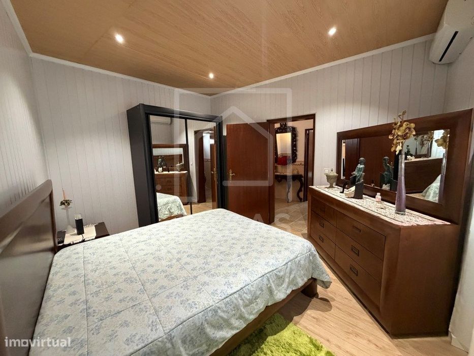 Propriedade T3 com Anexo T1+1 completamente renovada e jardim com 1...