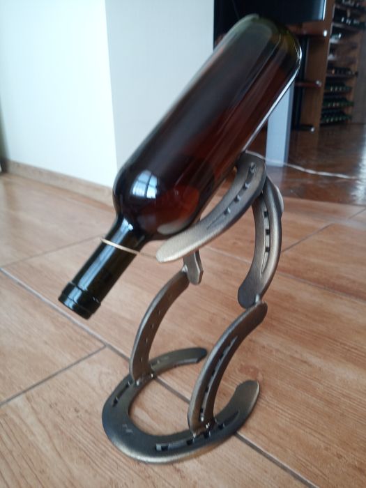 Stojak na wino prezent podkowy końskie