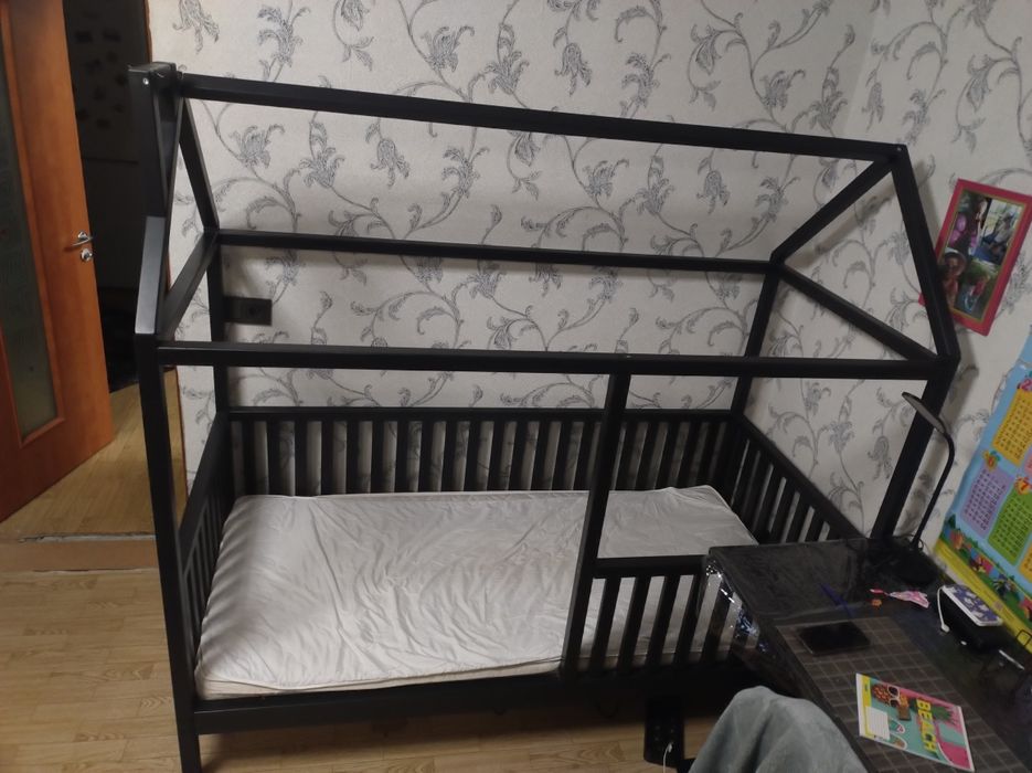 Продам: Детская кровать - домик.