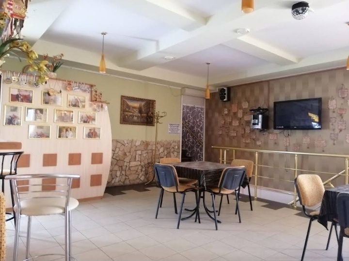 Сдам дом 15 комнат , бассейн ,подвал ,сауна,парковка своя! Киевский район!