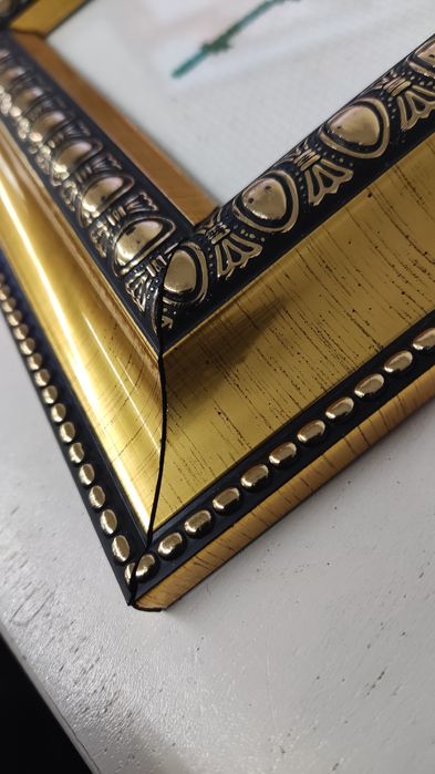 Moldura Dourada trabalhada em ponto cruz