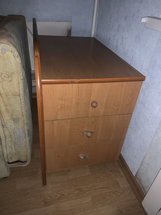 Письмовий стіл для навчання, диван малютка(потребує хімчистки)