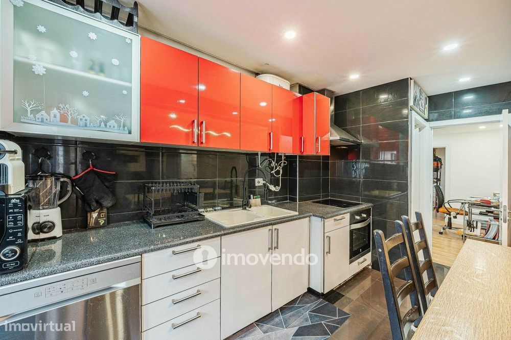 Apartamento T3+1, com áreas generosas, no Laranjeiro