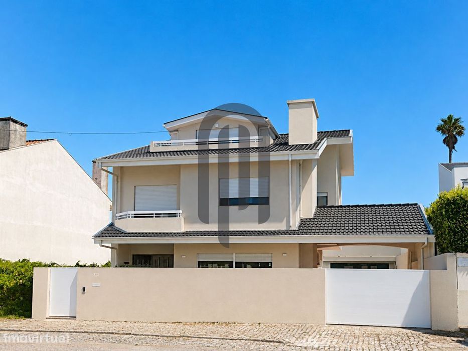 Moradia T4 independente em Miramar para arrendamento