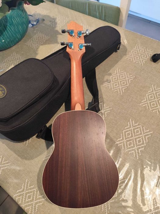 Ukulele Egmond + Capa de Transporte