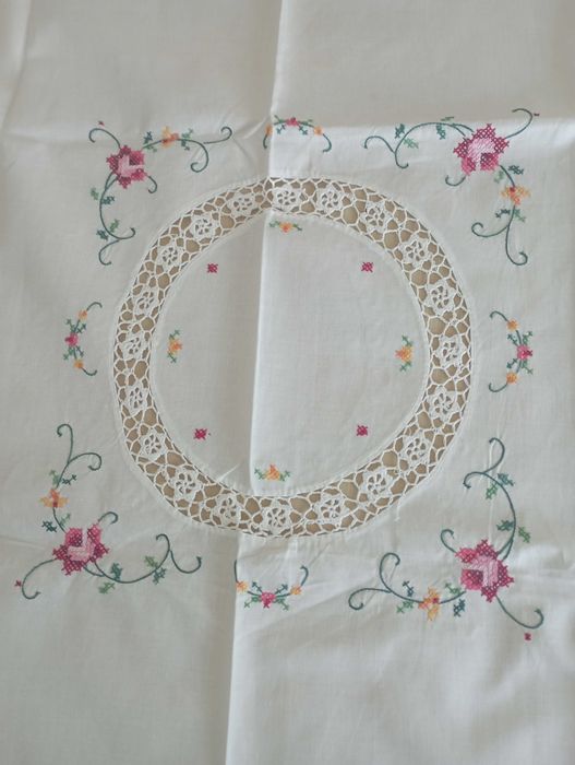 Toalha de mesa,  renda  c/ bordado