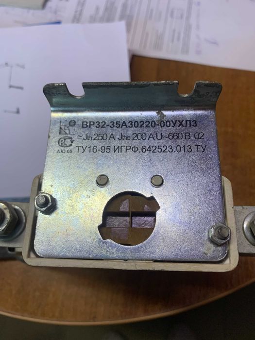 Електро вимикач 660в.