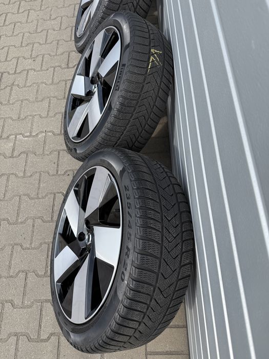 Koła zimowe 20” Volvo XC40 235/45/20-255/40/20 Pirelli 2022R