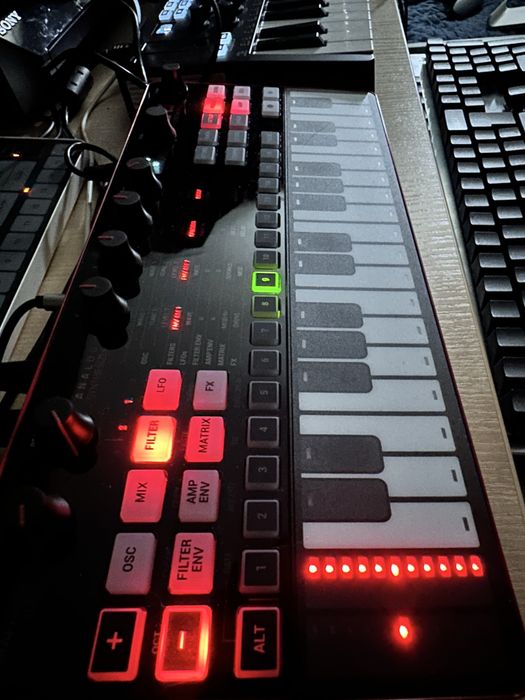 iK multimedia Uno Synth Pro desktop