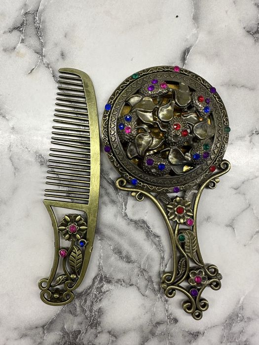 Зеркальце і гребінець (подарунок ззамка Дракули)