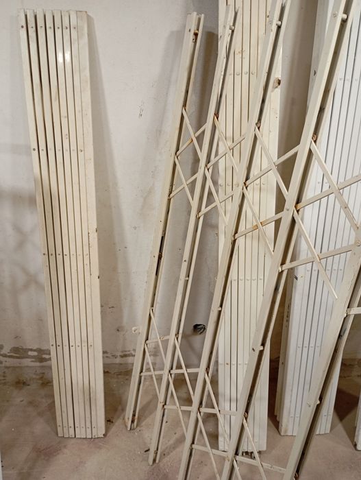 Grades de segurança, de cor branca, para proteção de portas e janelas