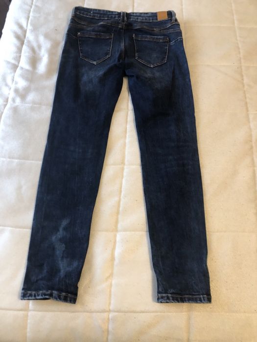 Calça jeans com rasgões. Tamanho 40 Stradivarius