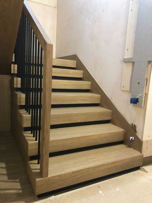Обшивка бетонних сходів деревом сучасний дизайн Львів. Огородження