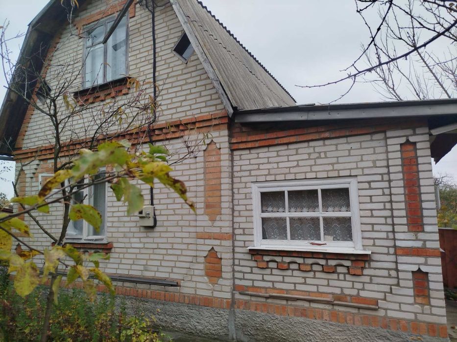 Двоповерхова дача з банькою.