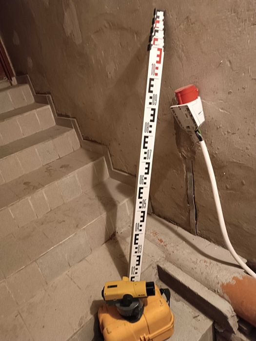 Niwelator i łata geodezyjna