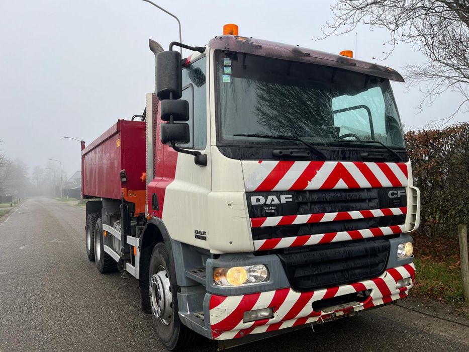 DAF CF75 310cv BASCULANTE COM GRUA E RADIO-COMANDO APENAS 122.000km