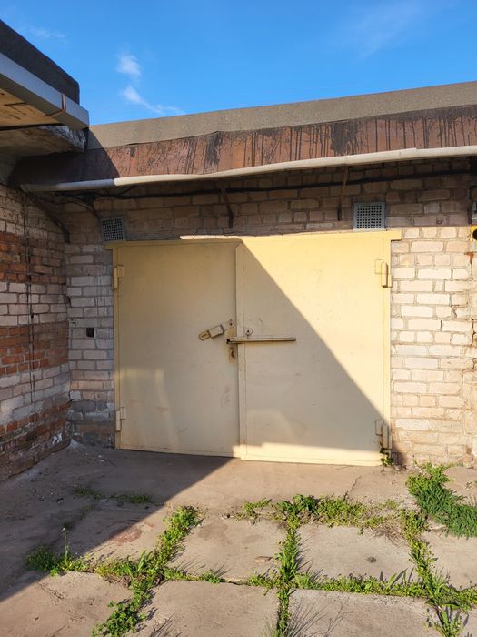 Продам   2    гаража