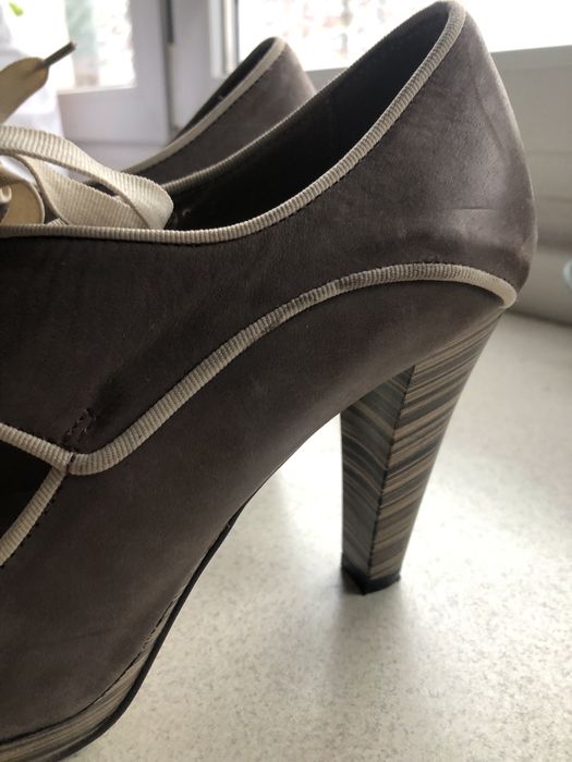 Buty na grubej szpilce połbuty wiązane czółenka używane 39 simen