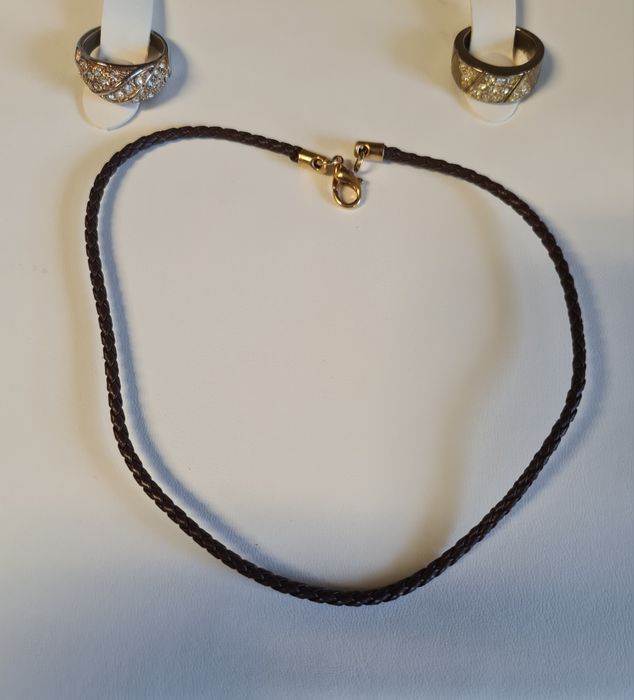 3 Colares e 2 anéis de bijuteria