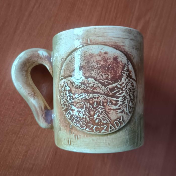 Ceramiczny kubek rzeźbiony BIESZCZADY